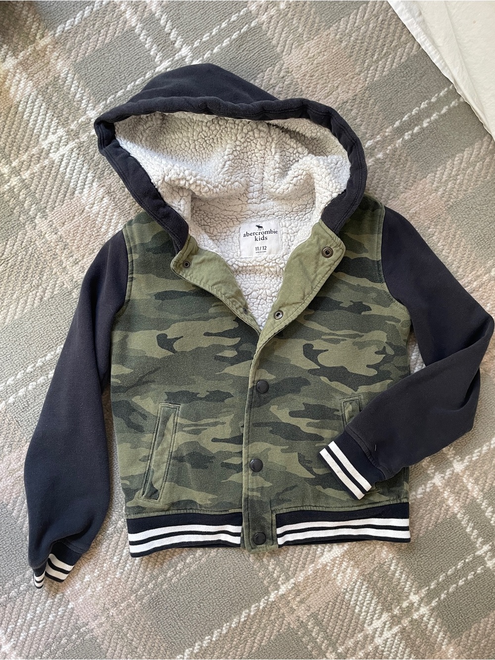 Abercrombie Kids Sherpa lined hooded camo jacket 11/12